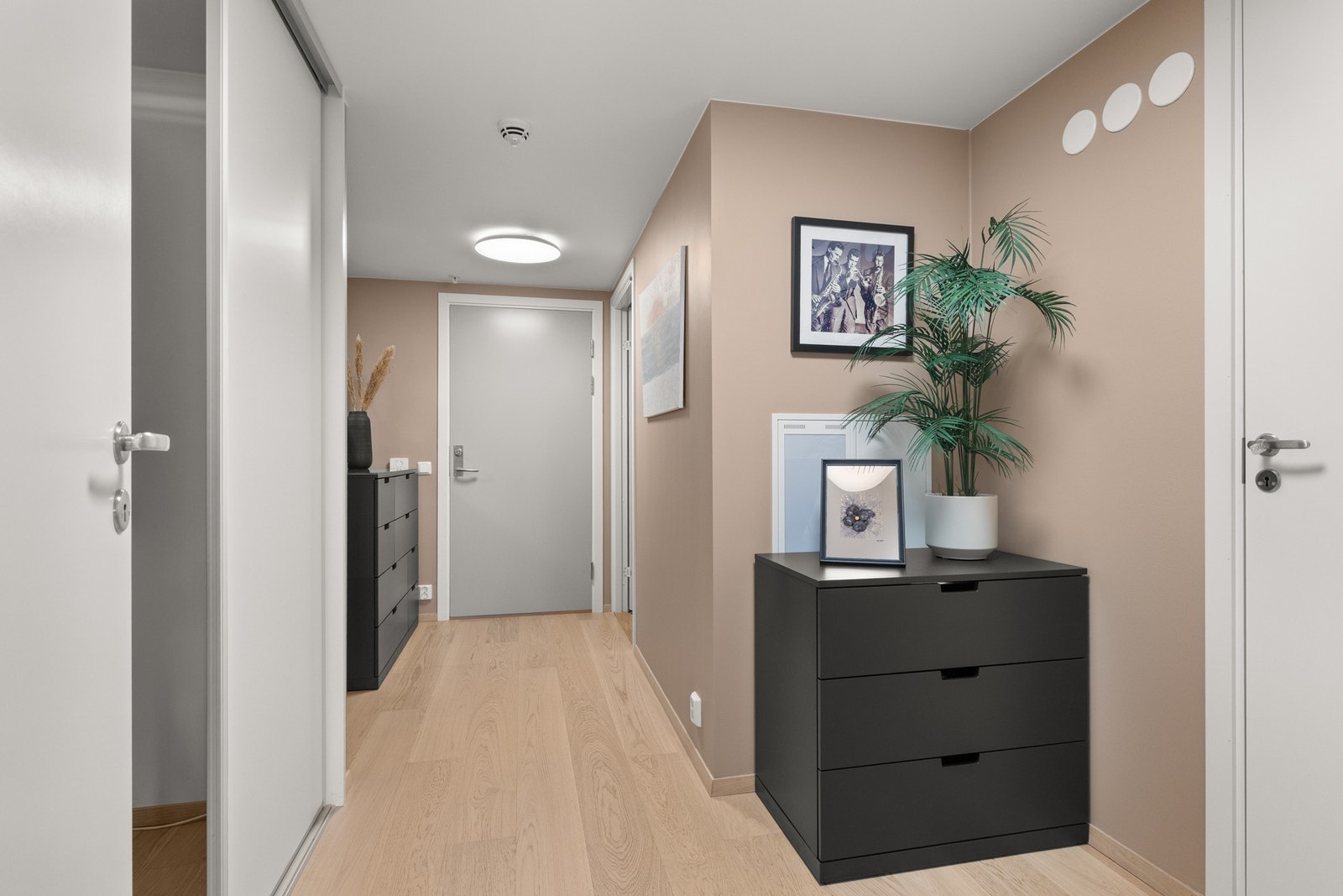 Stor og luftig entré som gir et godt førsteinntrykk av boligen. Galleribilde