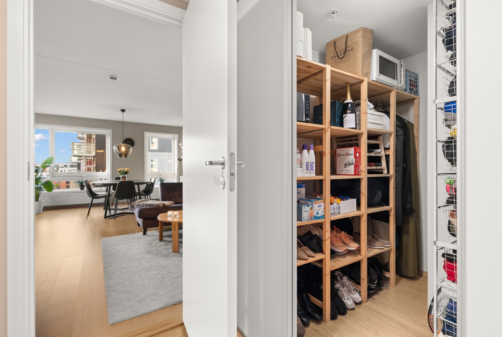 Funksjonell bod i entré med smart innredning. Galleribilde