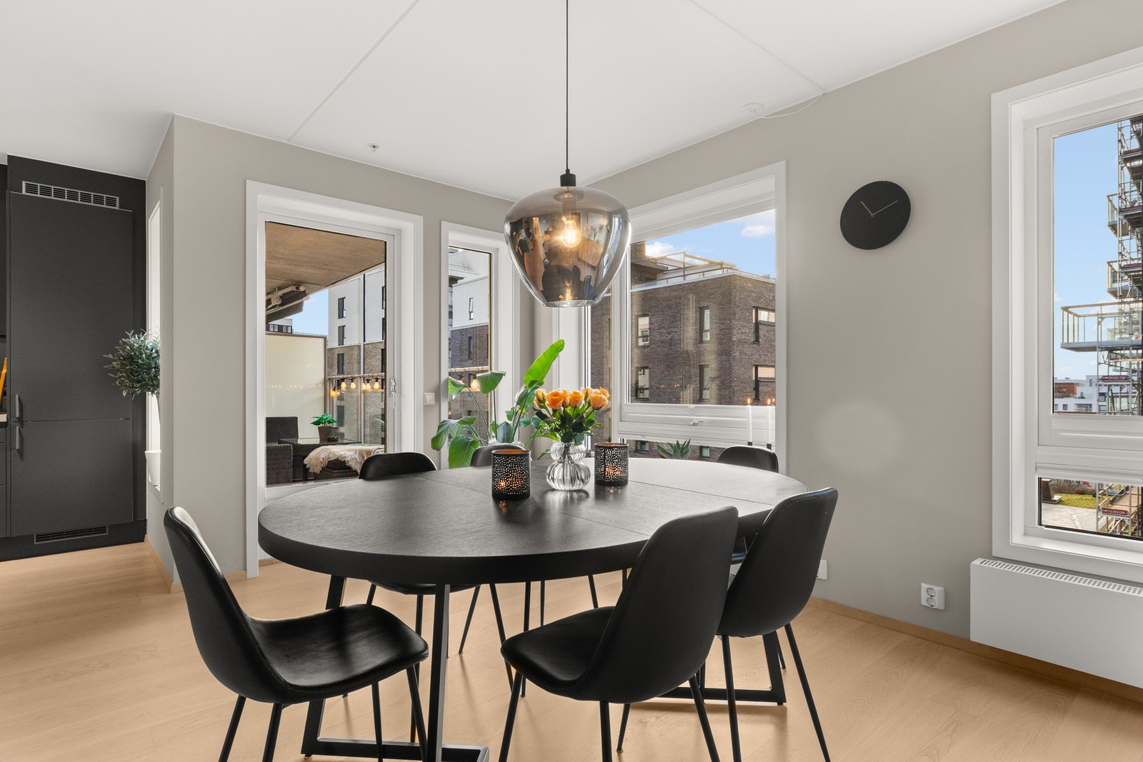 Boligen har meget gode lysforhold, samt fritt utsyn. Galleribilde