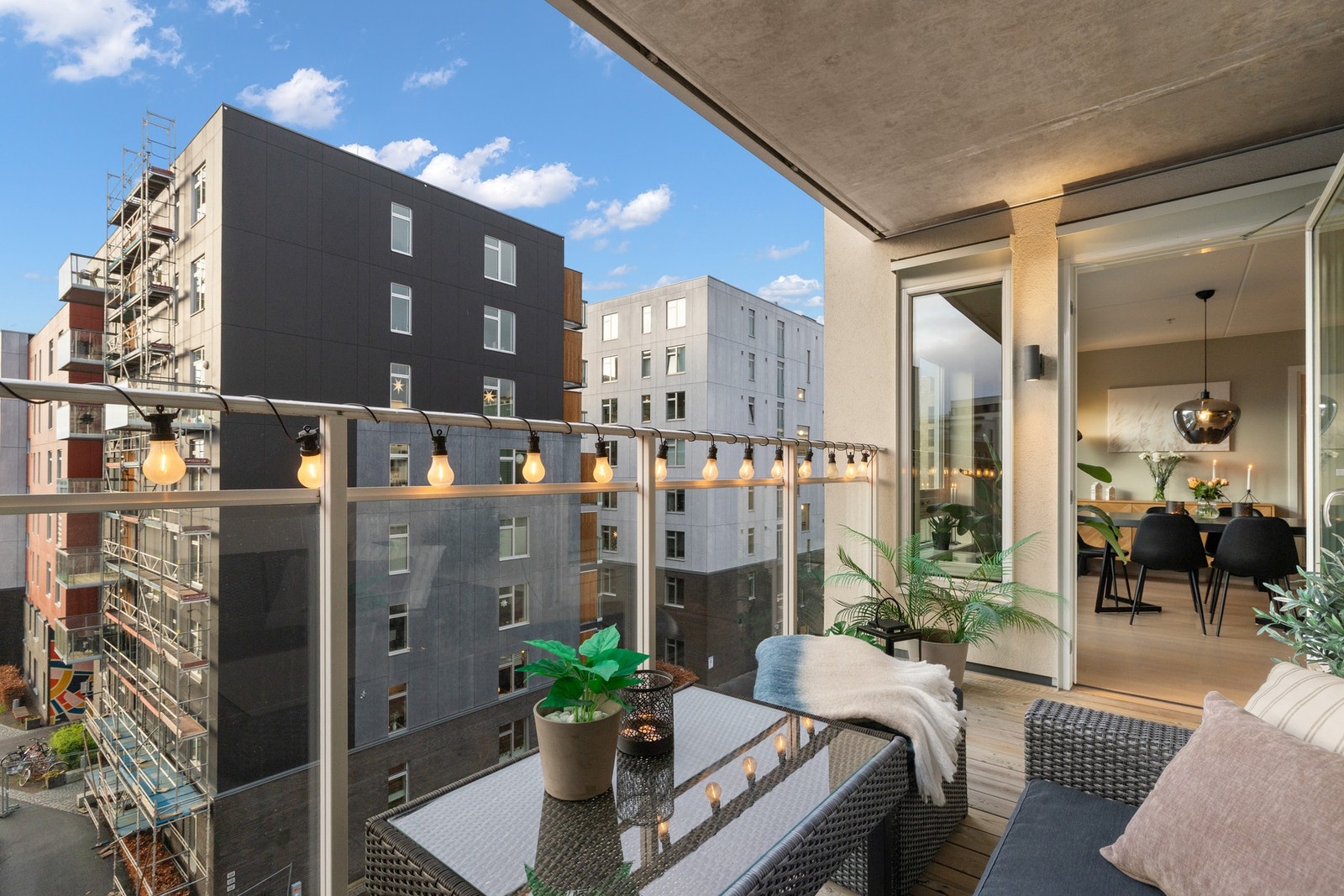 Leiligheten og balkongen ligger høyt og luftig til i 5. etasje og har et åpent og langstrakt utsyn. Galleribilde