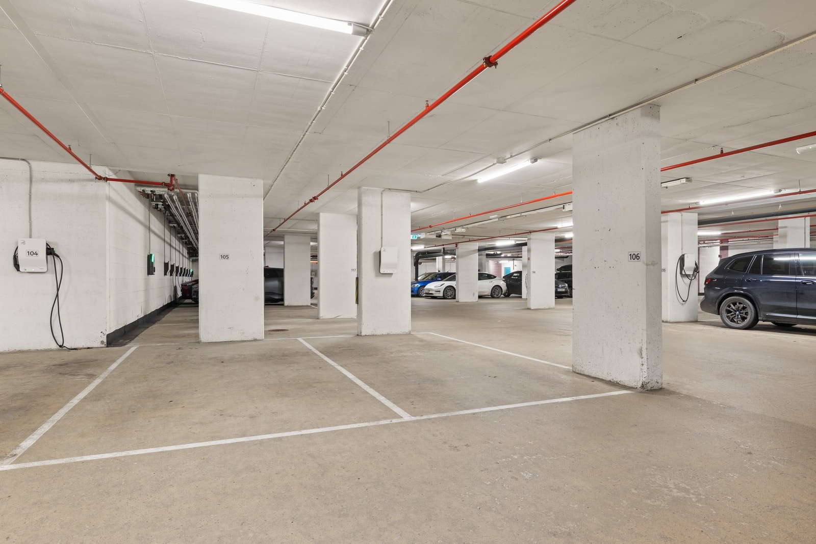 Garasjeplass med ladestasjon medfølger boligen. Galleribilde