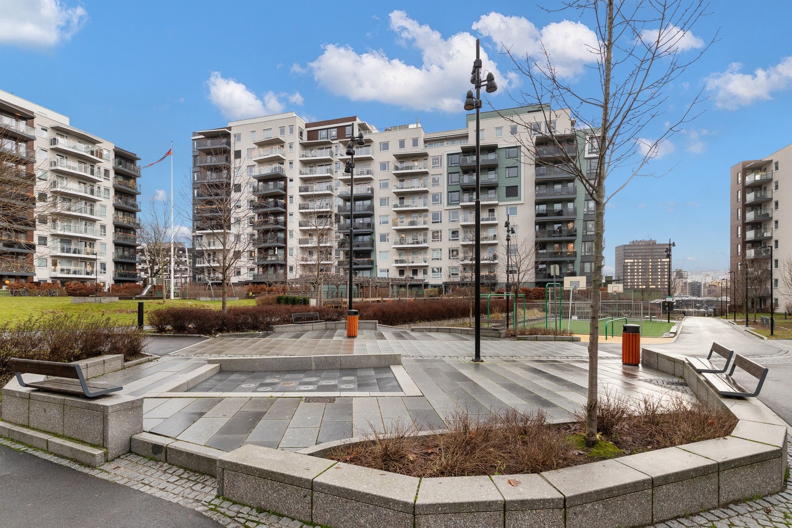 Barnevennlig bakgård med fontene og treningsmuligheter også for voksne. Galleribilde