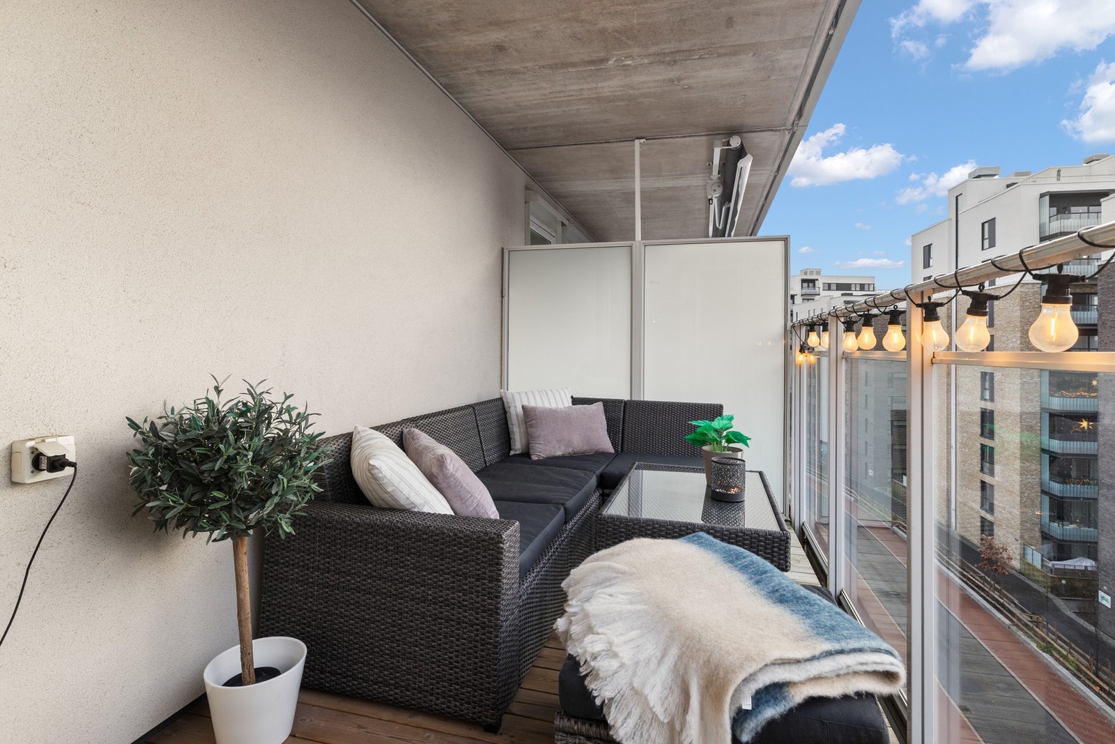 Balkongen er en ypperlig forlengelse av stuen på solrike dager. Galleribilde