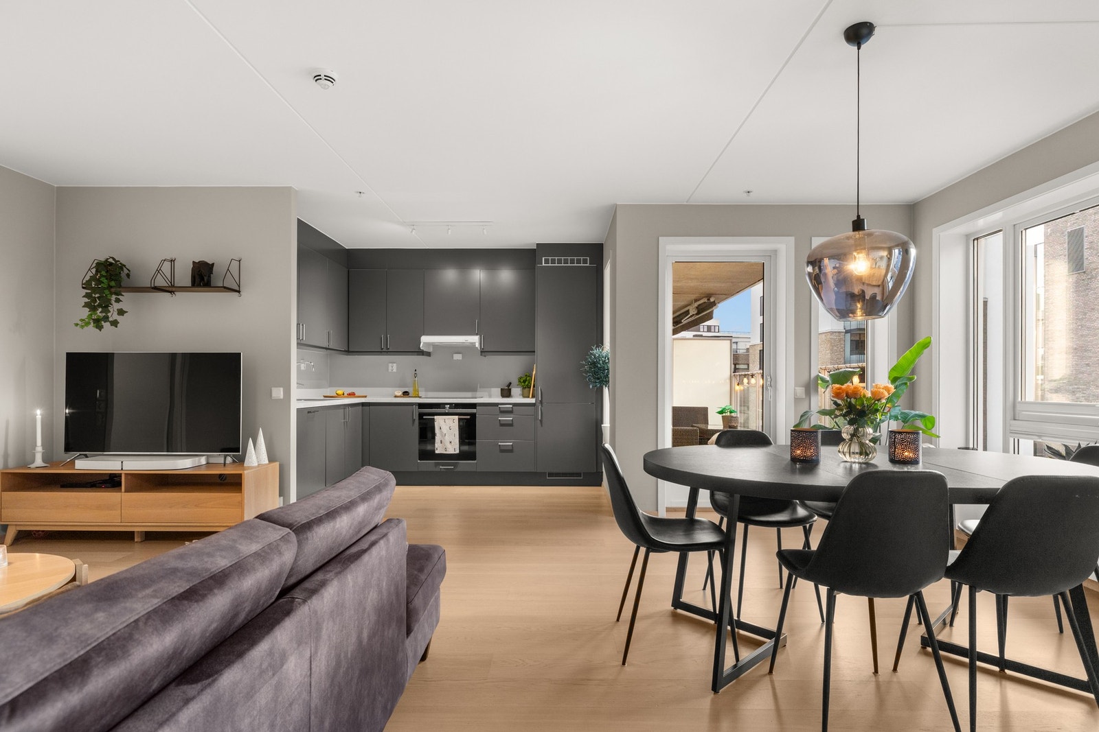 Åpen og sosial planløsning, med god plass til spisebord samt sofa og diverse skap- og hylleløsninger. Galleribilde