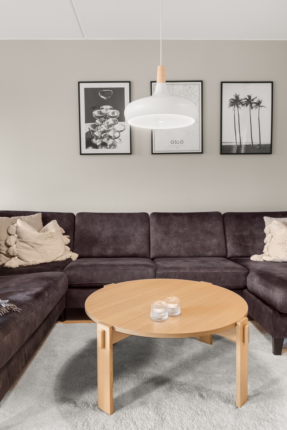 Vegger med sparklet og malte gipsplater og malt betong. Galleribilde