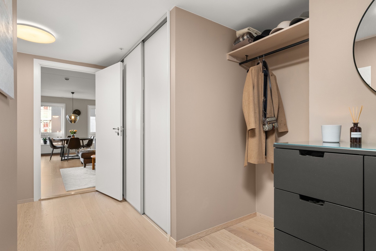 Romslig gang med plass til blant annet barnevogn, i tillegg til jakker og sko. Galleribilde