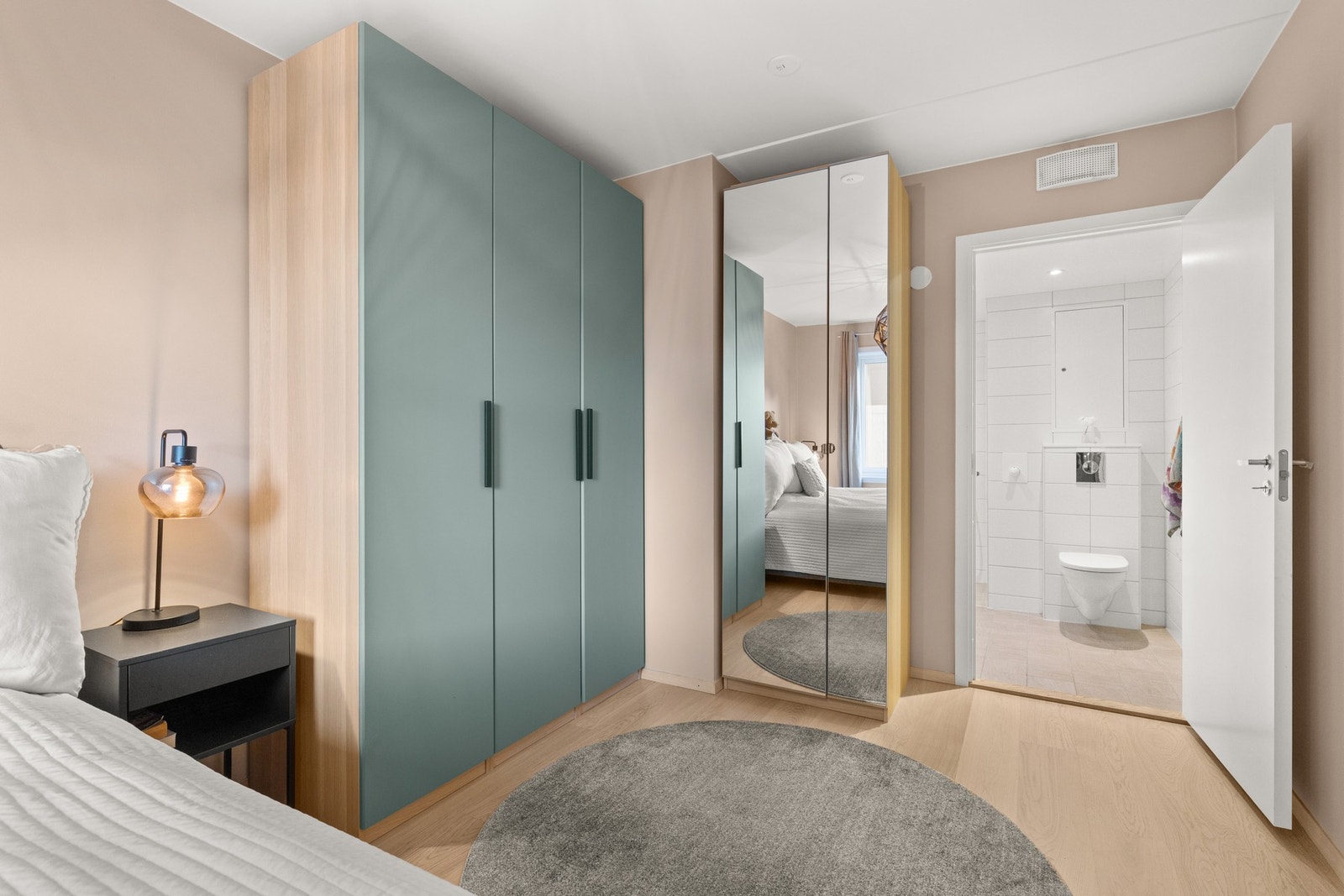 Inngang til eget baderom fra hovedsoverommet. Galleribilde