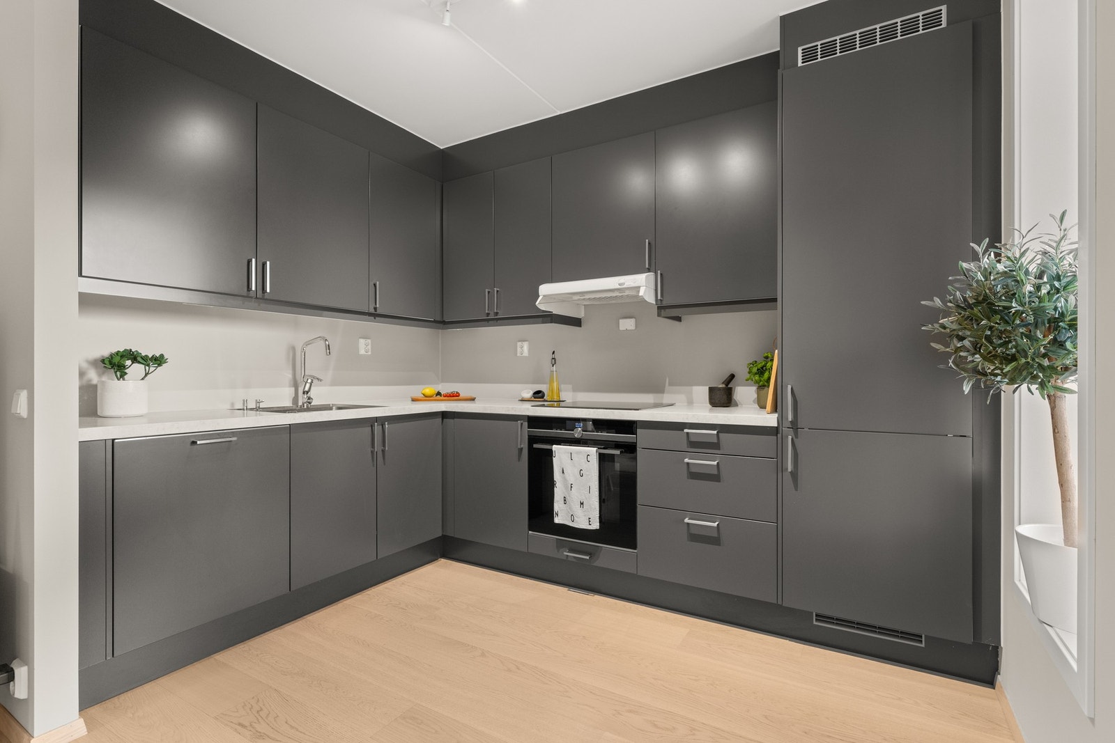 Delikat Sigdal kjøkkeninnredning med glatte fronter. Galleribilde