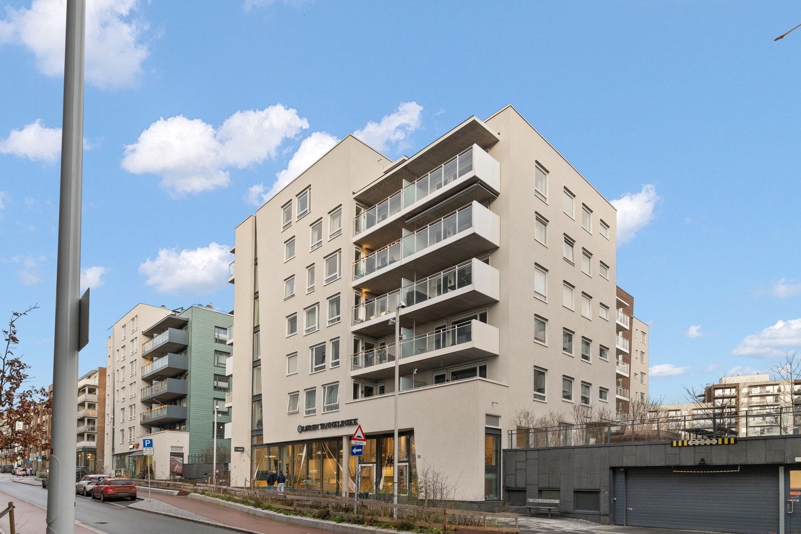 Enveiskjørt vei uten for boligen, nylig oppgradert som en del av den grønne ringen i Oslo. Galleribilde