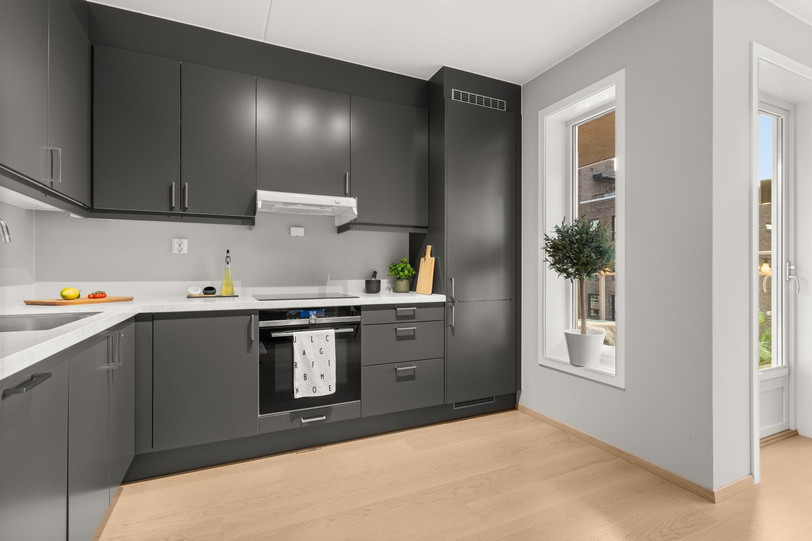 Integrert oppvaskmaskin, kjøleskap, stekeovn og induksjonstopp. Hvitevarer fra Siemens. Det er montert komfyrvakt og Waterguard. Galleribilde