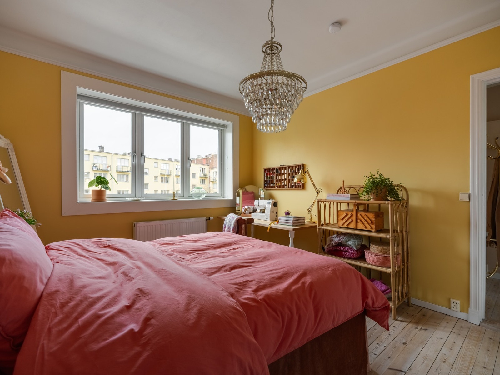 Det betyr at du har rikelig med plass til både stor dobbeltseng, nattbord, garderobe og skrivepult. Galleribilde