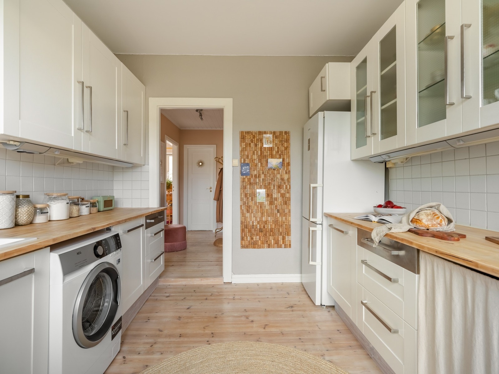 Det er også opplegg og plass til vaskemaskin her, i tillegg til oppvaskmaskin, komfyr og kjøle-/fryseskap. Galleribilde