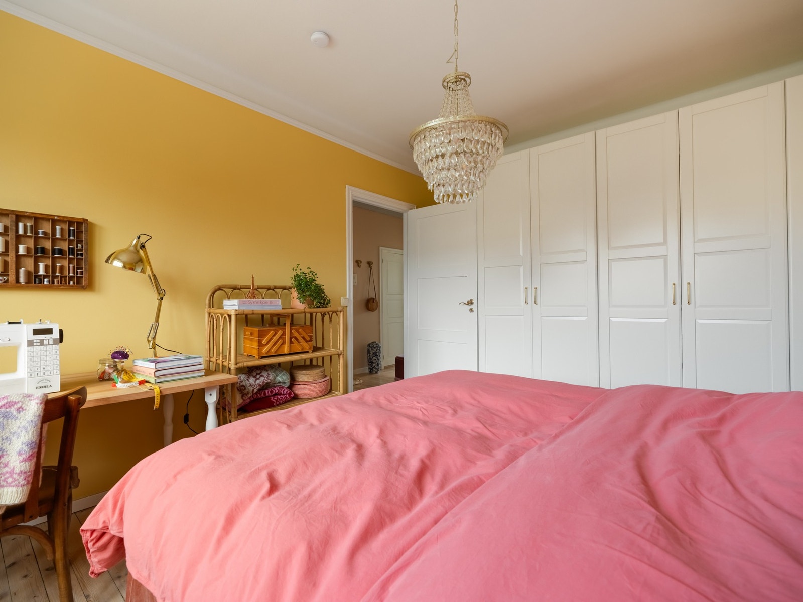 Store garderobeskap bør romme det du har av klær. Disse følger også med i salget. Galleribilde