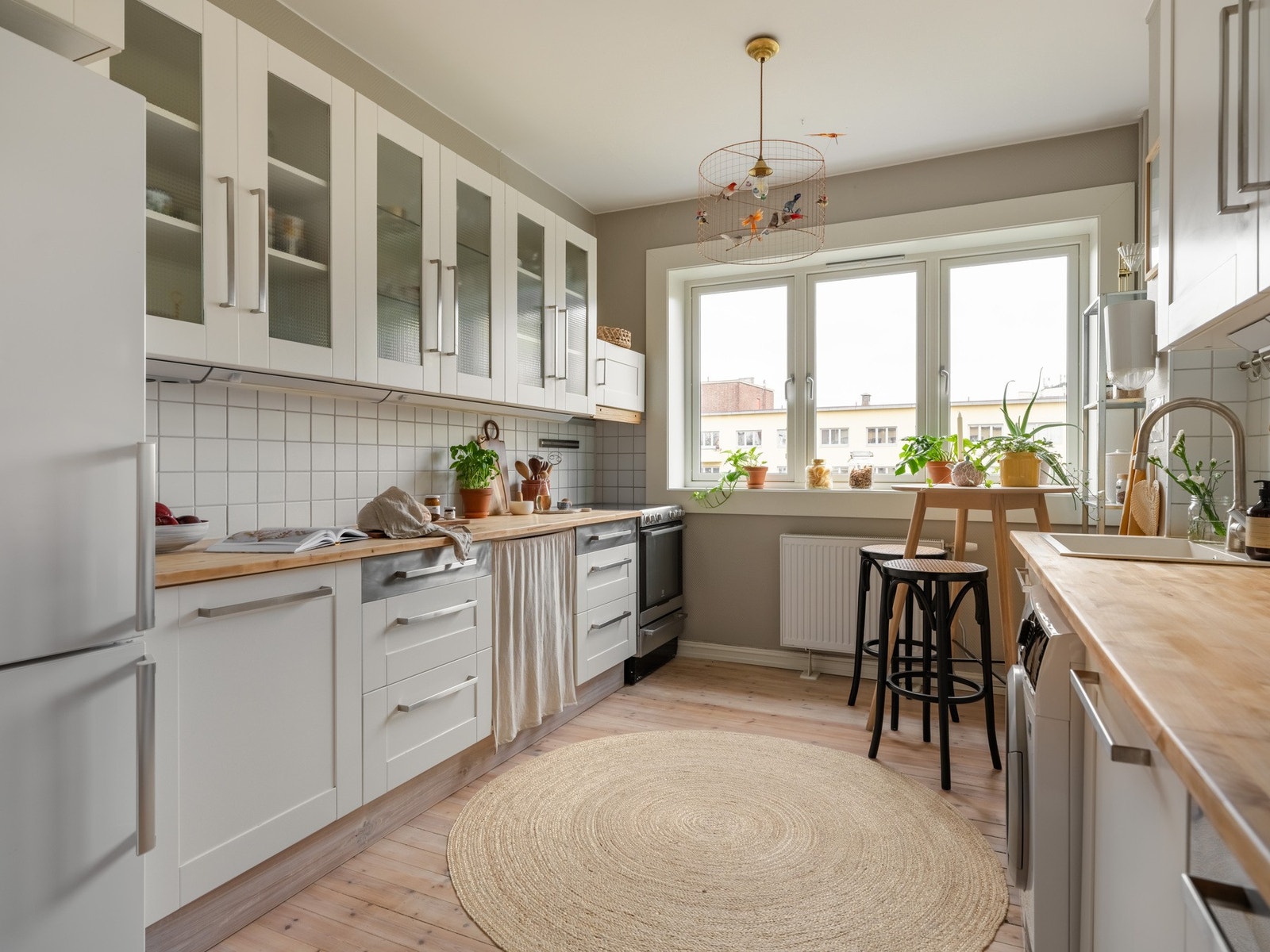 Vegg i vegg med stuen finner vi det store og innbydende kjøkkenet. Galleribilde