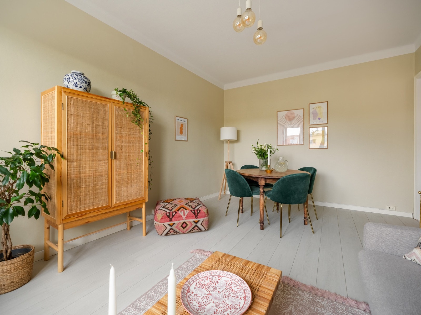 Det er rikelig med plass til både sofagruppe og spisebord her inne. Galleribilde