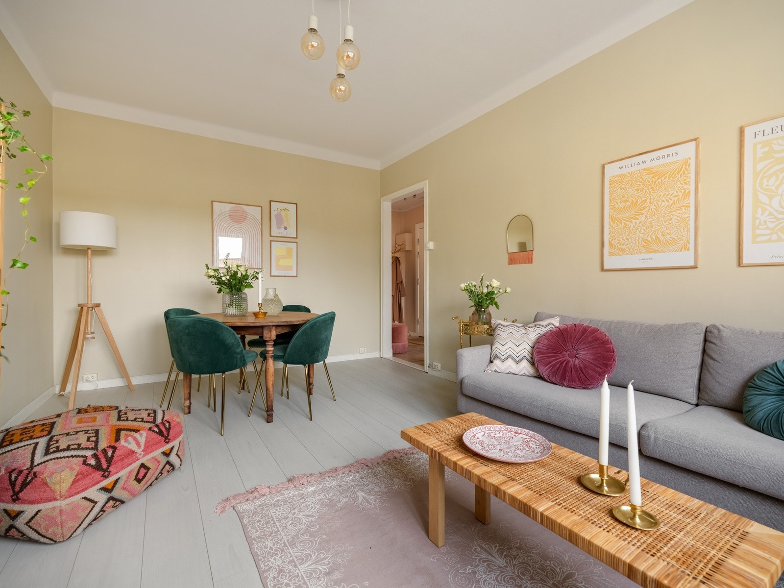 Gulvet i stuen består av slitesterke laminatgulv fra 2021. I de øvrige rommene finner vi de originale tregulvene (det er også originale gulv under laminaten). Galleribilde