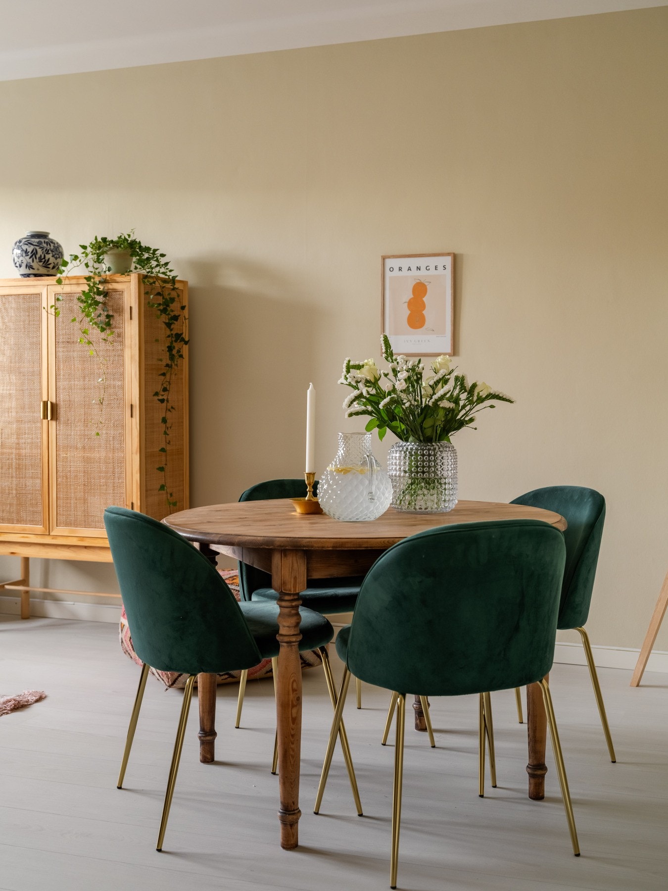 I dag er stuen innredet med en hyggelig spisegruppe. Det er også plass til langbord her inne, for stuen er målt til hele 17 kvm. Galleribilde