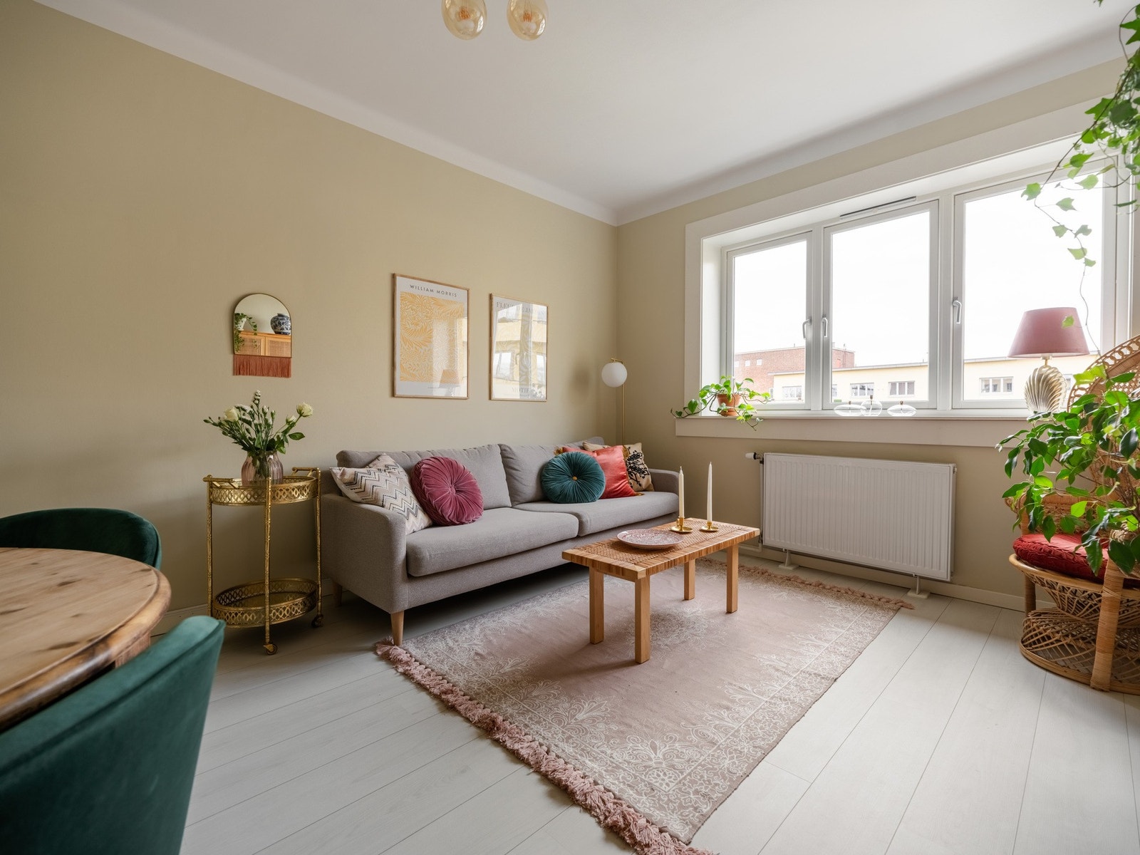 Vi fortsetter i den romslige stuen, som også gjør nytten som foretrukket oppholdsrom. Galleribilde