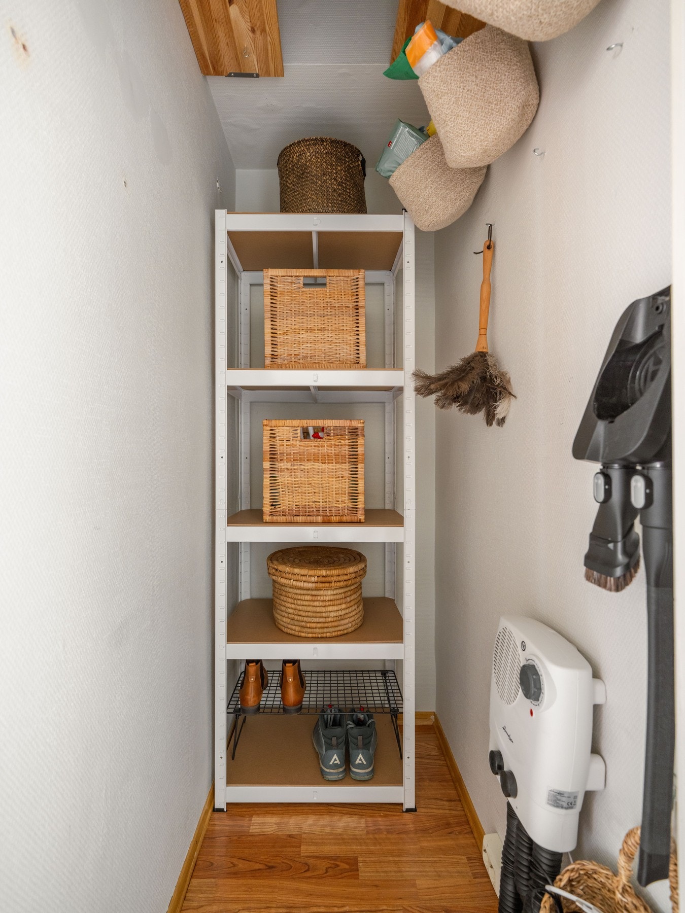 I entreen finner vi også dette praktiske kottet, som virkelig kommer godt med i hverdagen. Galleribilde