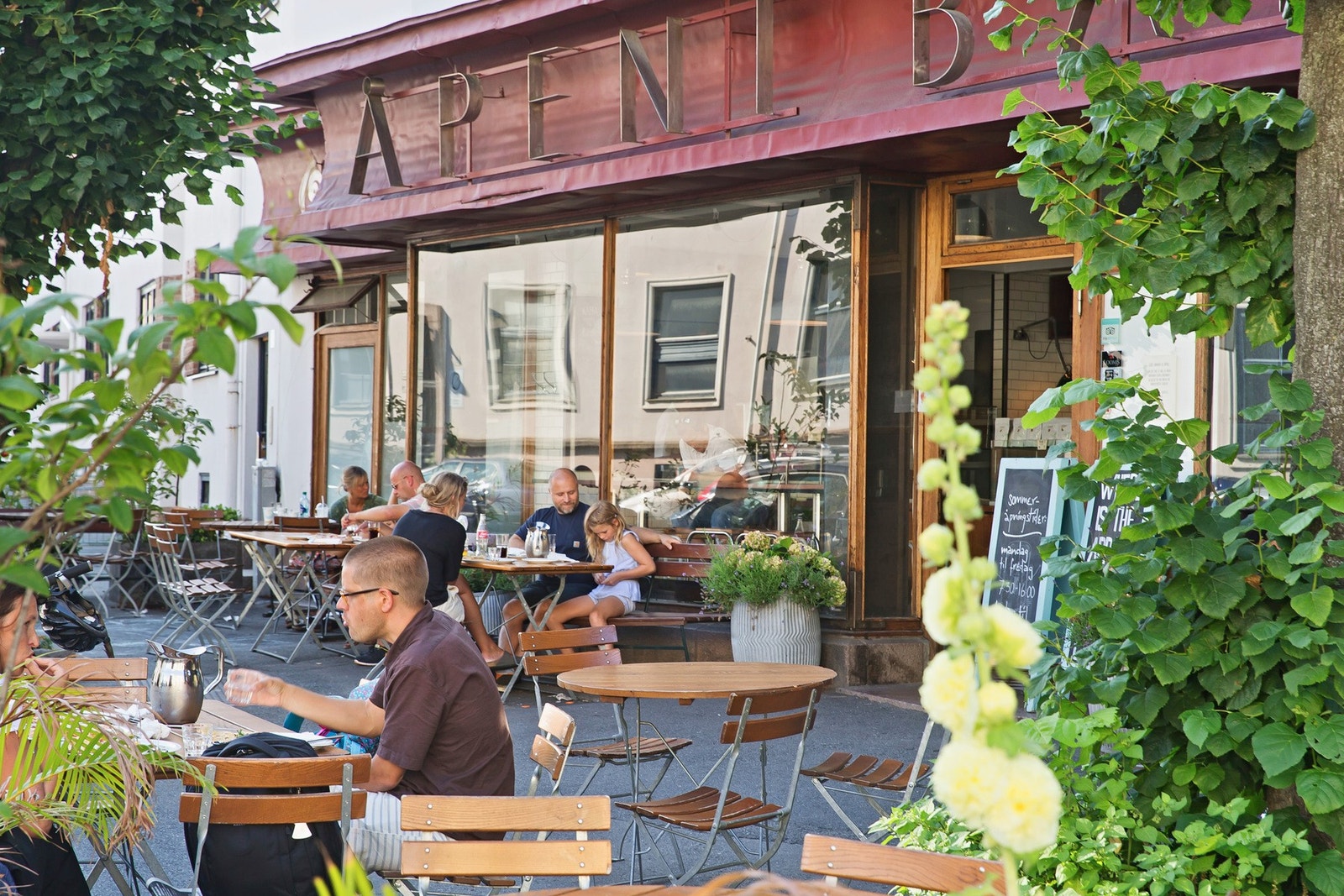 Det er kort vei til flere hyggelige spisesteder og kafeer, som for eksempel Åpent Bakeri. Kafeen blir Lofthus Samvirkelag etter kl. 16:00. Galleribilde