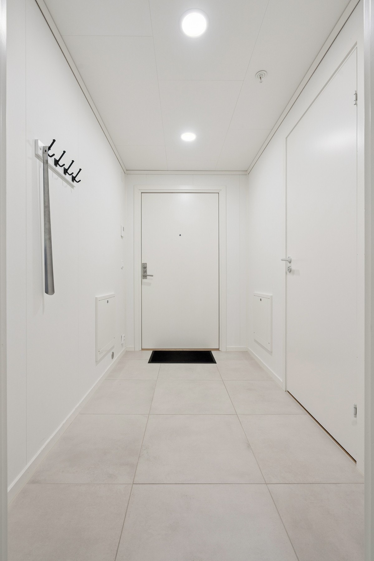 Godt med plass til å henge fra seg yttertøy. Galleribilde