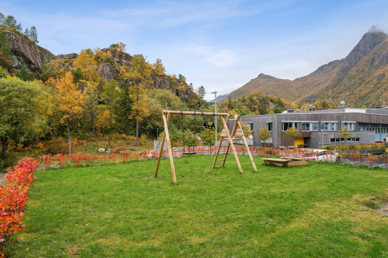 Sameiets tomt er pent opparbeidet med asfaltert parkeringsområdet, moloker og noe plen med lekeareal for de minste. Galleribilde