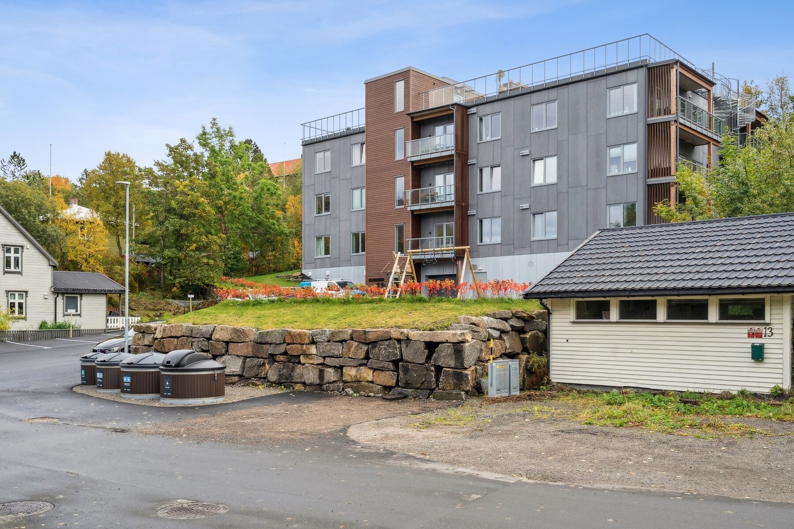 Leiligheten befinner seg i byggets 2. etasje med adkomst via heis eller trapp. Galleribilde