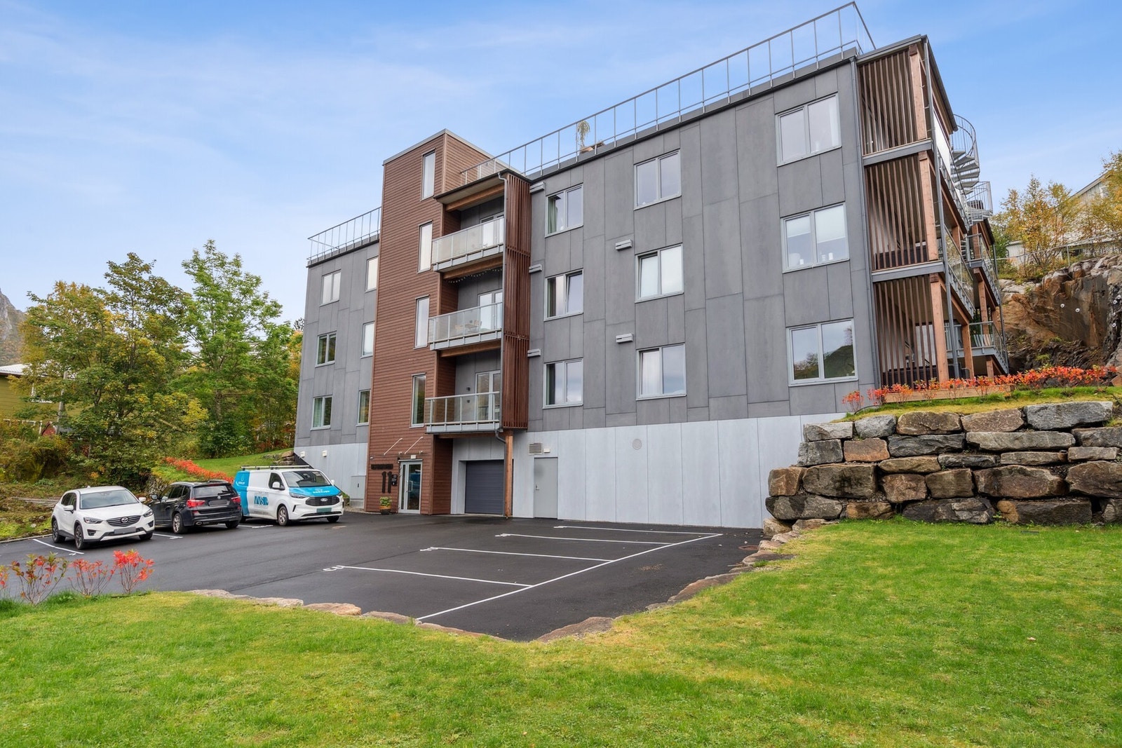 Samt en fast utvendig parkeringsplass. I tillegg er det felles takterrasse som er ypperlig å bruke om sommeren. Galleribilde