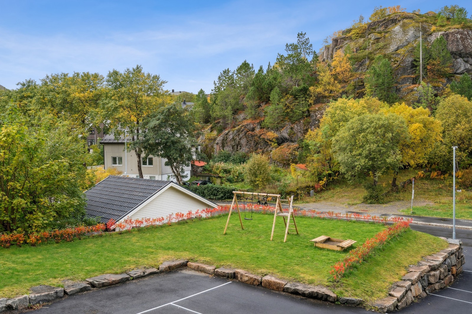 Leiligheten ligger i et etablert boligområdet med gangavstand til alle byens fasiliteter. Samt barnehager og skoler. Galleribilde