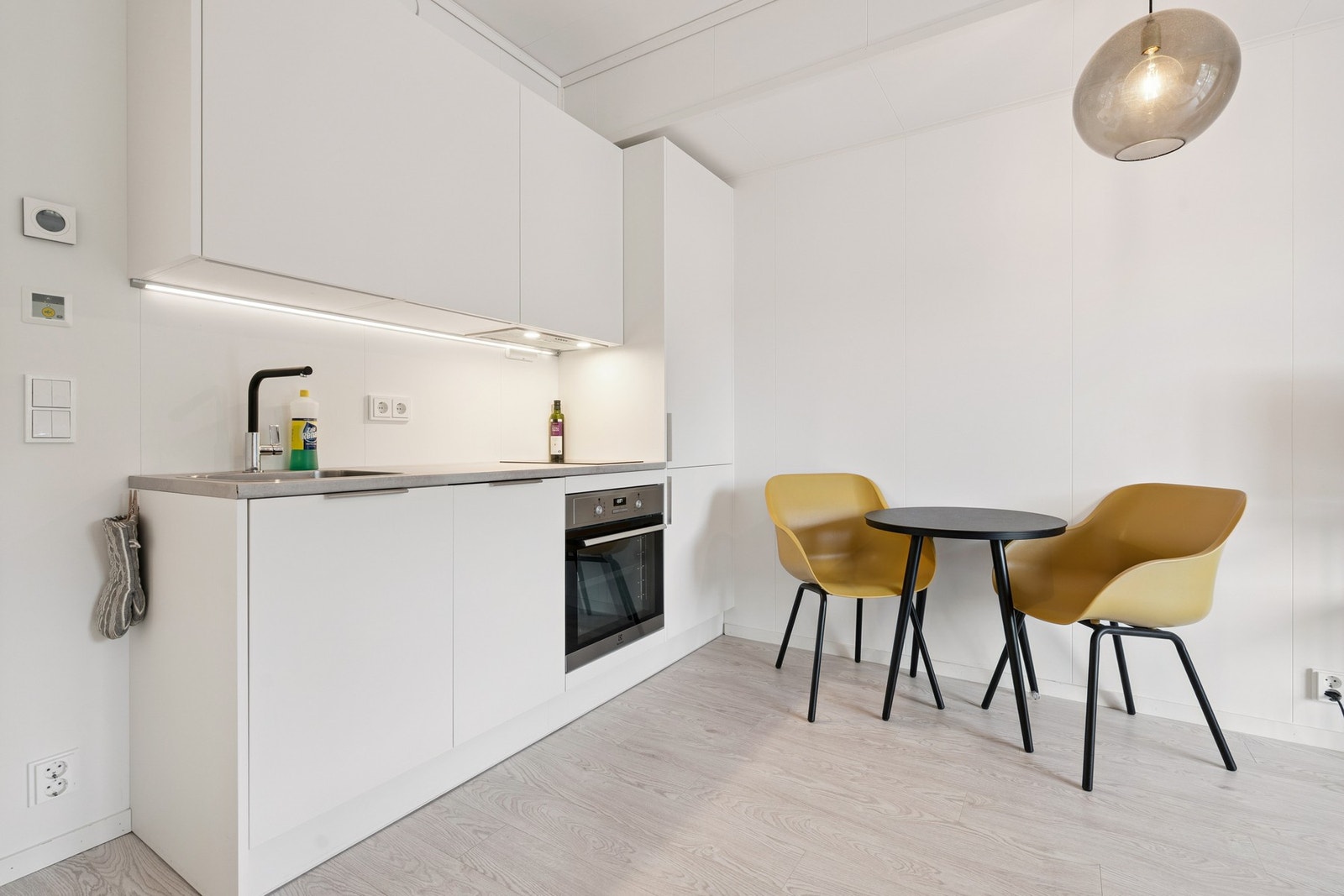 Av integrerte hvitevarer er det koketopp, stekeovn, kombiskap for kjøl og frys, samt en oppvaskmaskin. Galleribilde