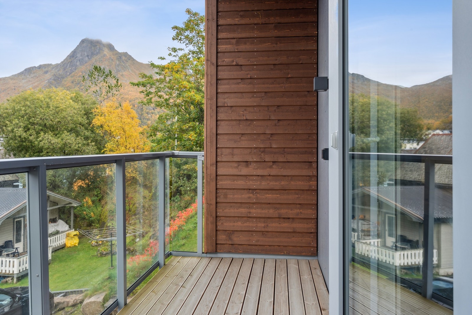 Her kan man nyte utsikten opp mot Blåtinden. Galleribilde