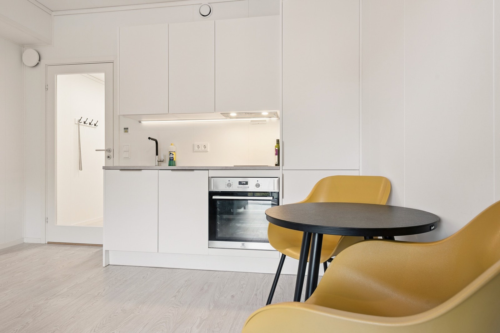 Hvitmalt innredning med grå laminat benkeplate. Galleribilde