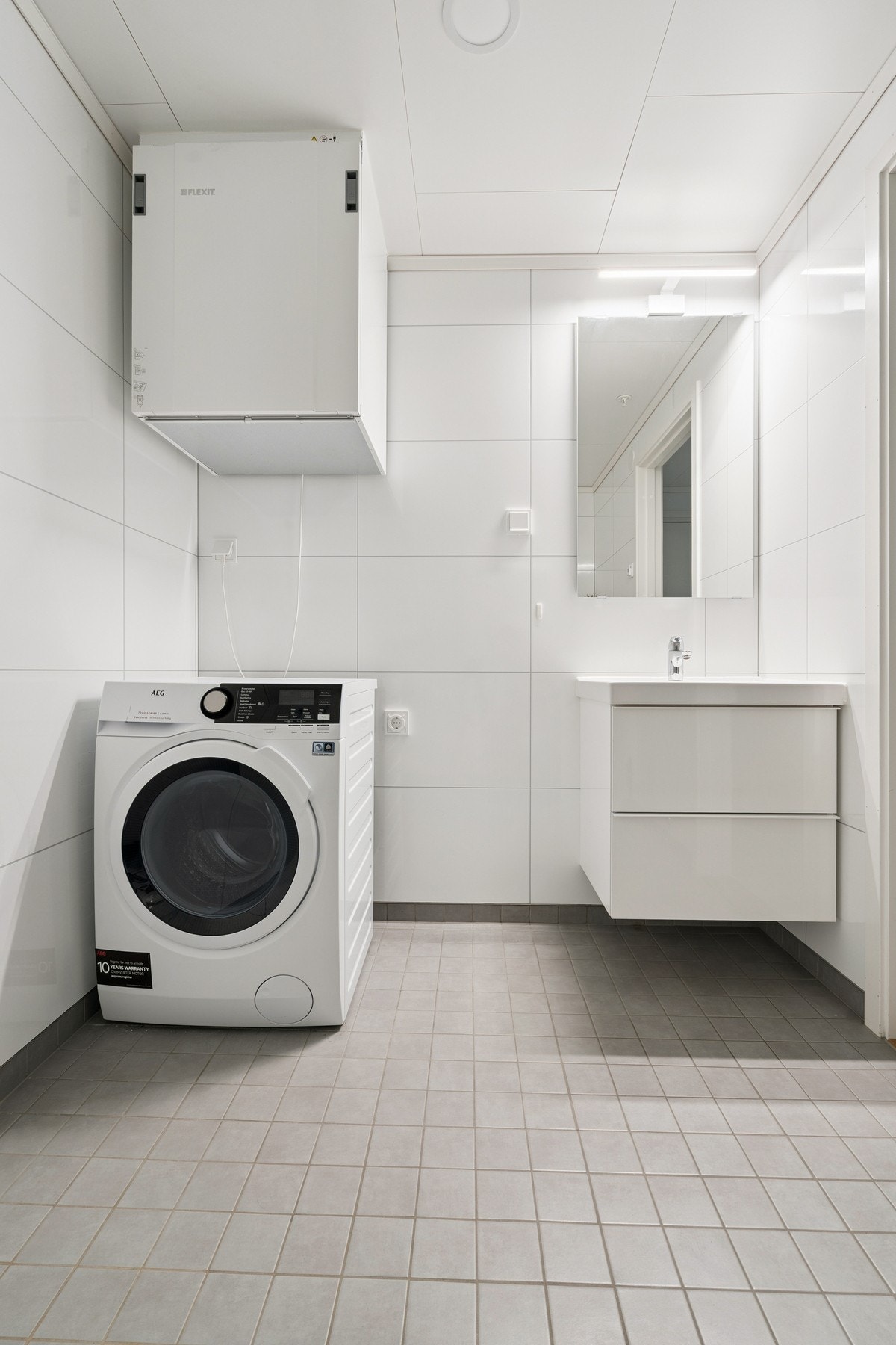 Rommet er holdt i nøytrale fargetoner som går igjen med kjøkkenet og resterende leilighet. Galleribilde