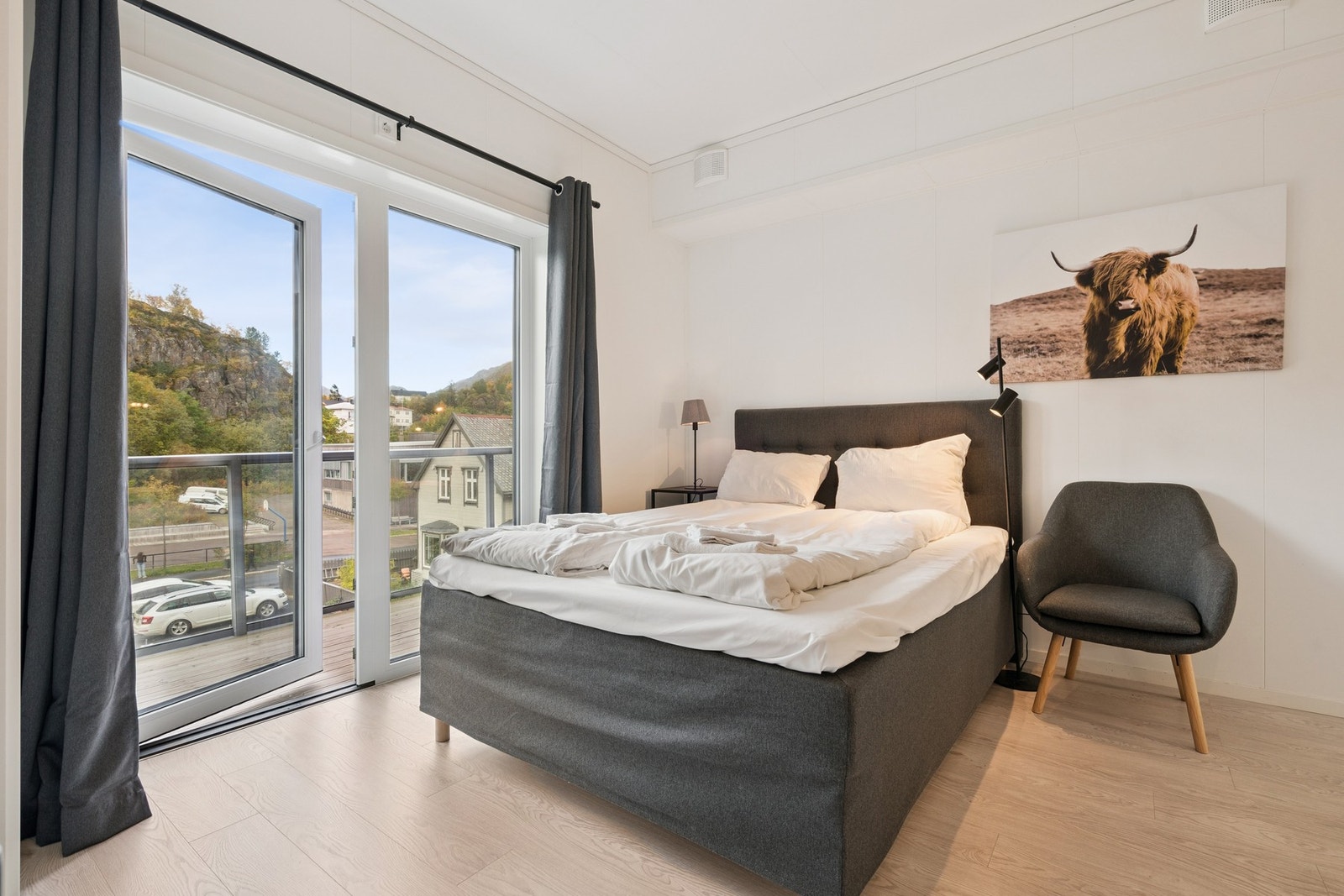 Den store verandadøren i front slipper inn rikelig med dagslys og fungerer som en forlengelse av rommet på sommerstid. Galleribilde