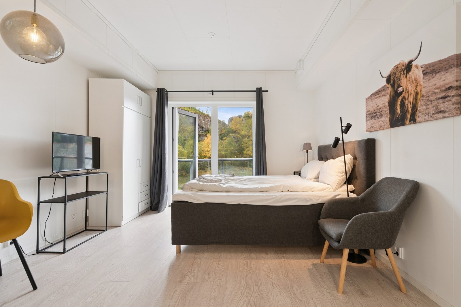 Lys og moderne leilighet med laminat og vannbåren varme i gulvet. Galleribilde