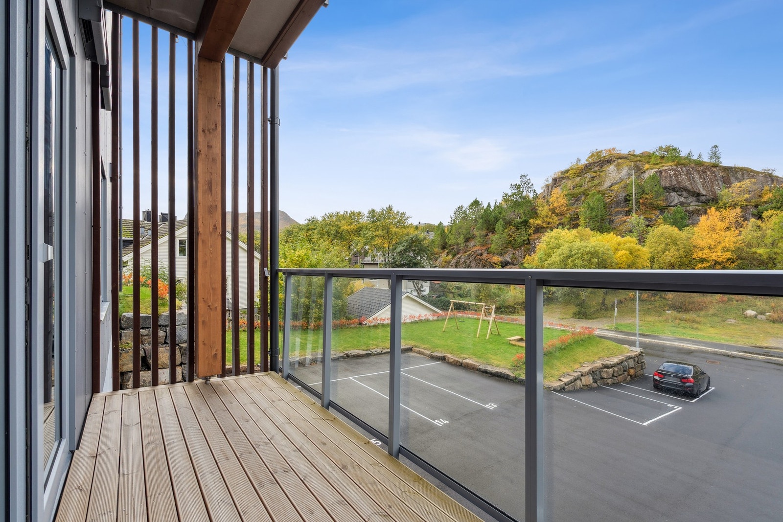 Liten veranda med fin utsikt ut i naturen, samt gode solforhold. Galleribilde