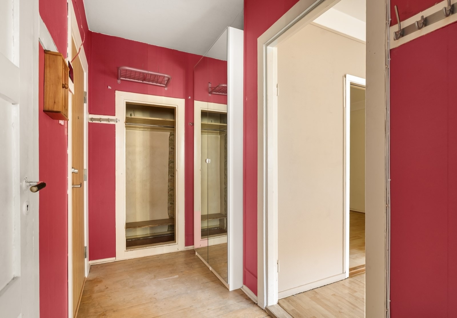 Romslig entré med plass til oppbevaring av sko og yttertøy. Galleribilde