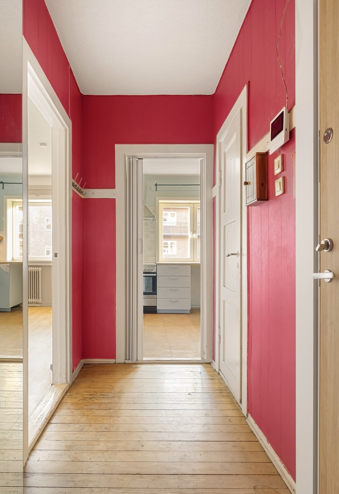 Fra entréen er det direkte adkomst til alle rommene i leiligheten. Galleribilde