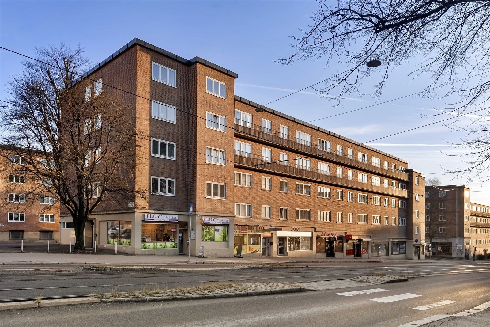 Leiligheten ligger i en bygård fra 1937 med teglsteinsfasade. Galleribilde