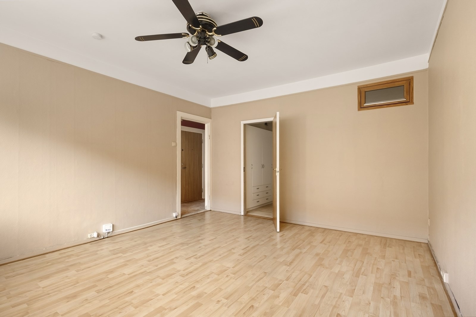 Stuen på ca. 18 m² og har en takhøyde på 2,61 meter. Galleribilde