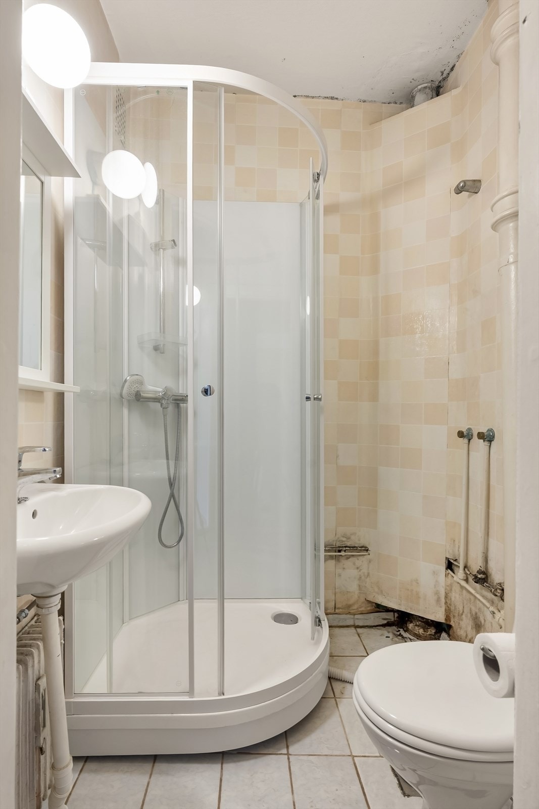 Badet er av eldre dato og er utført med fliser på gulv og belegg på vegger. Galleribilde