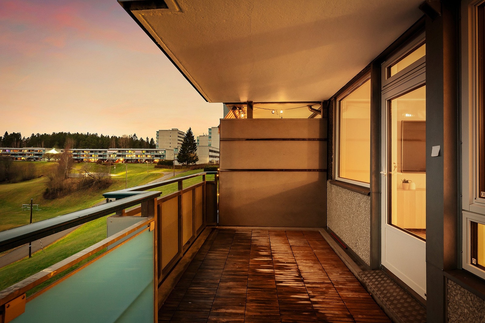 Flott uteplass med utsyn mot nærområdet. Galleribilde