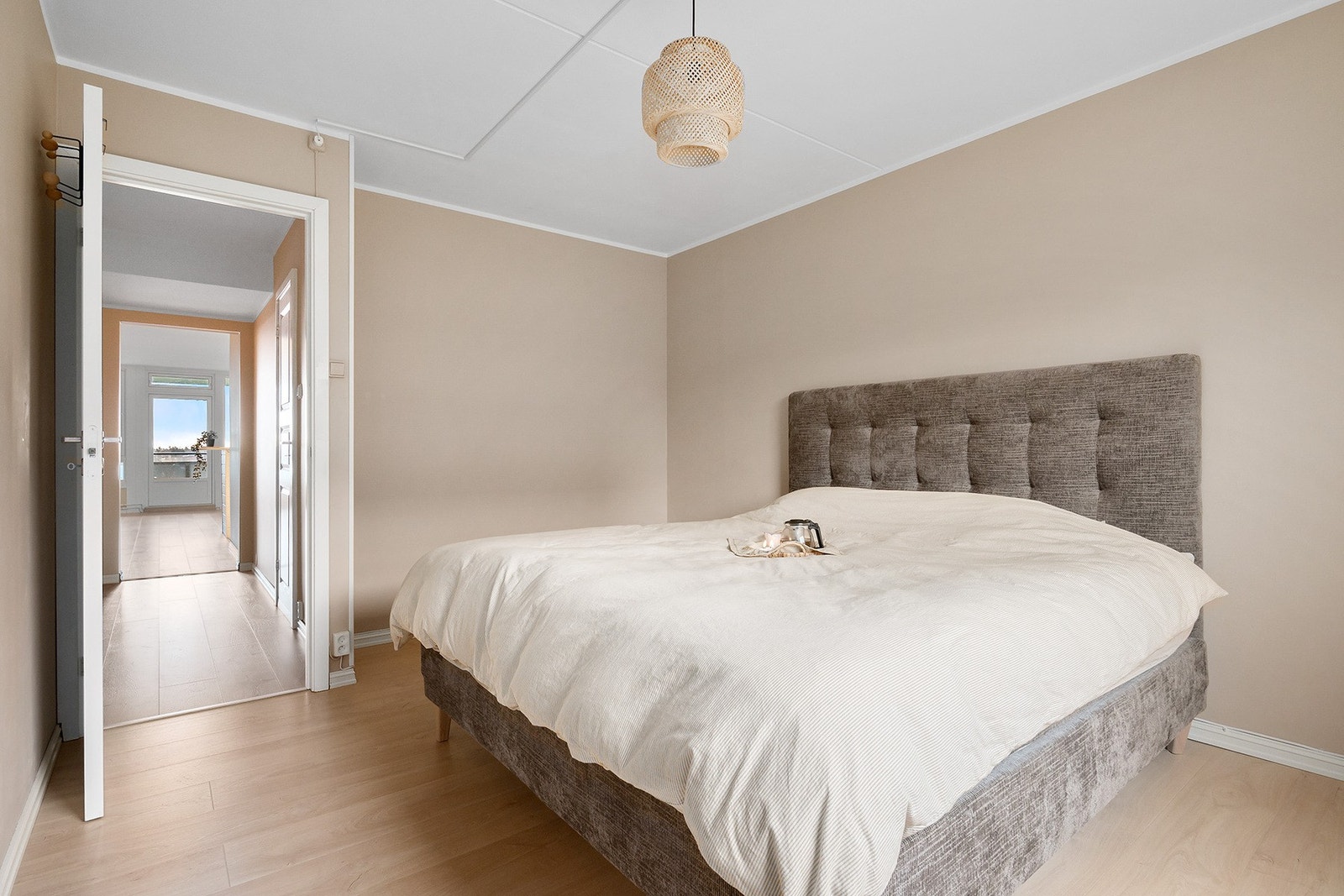 God plass til både seng, nattbord og garderobeløsning. Galleribilde