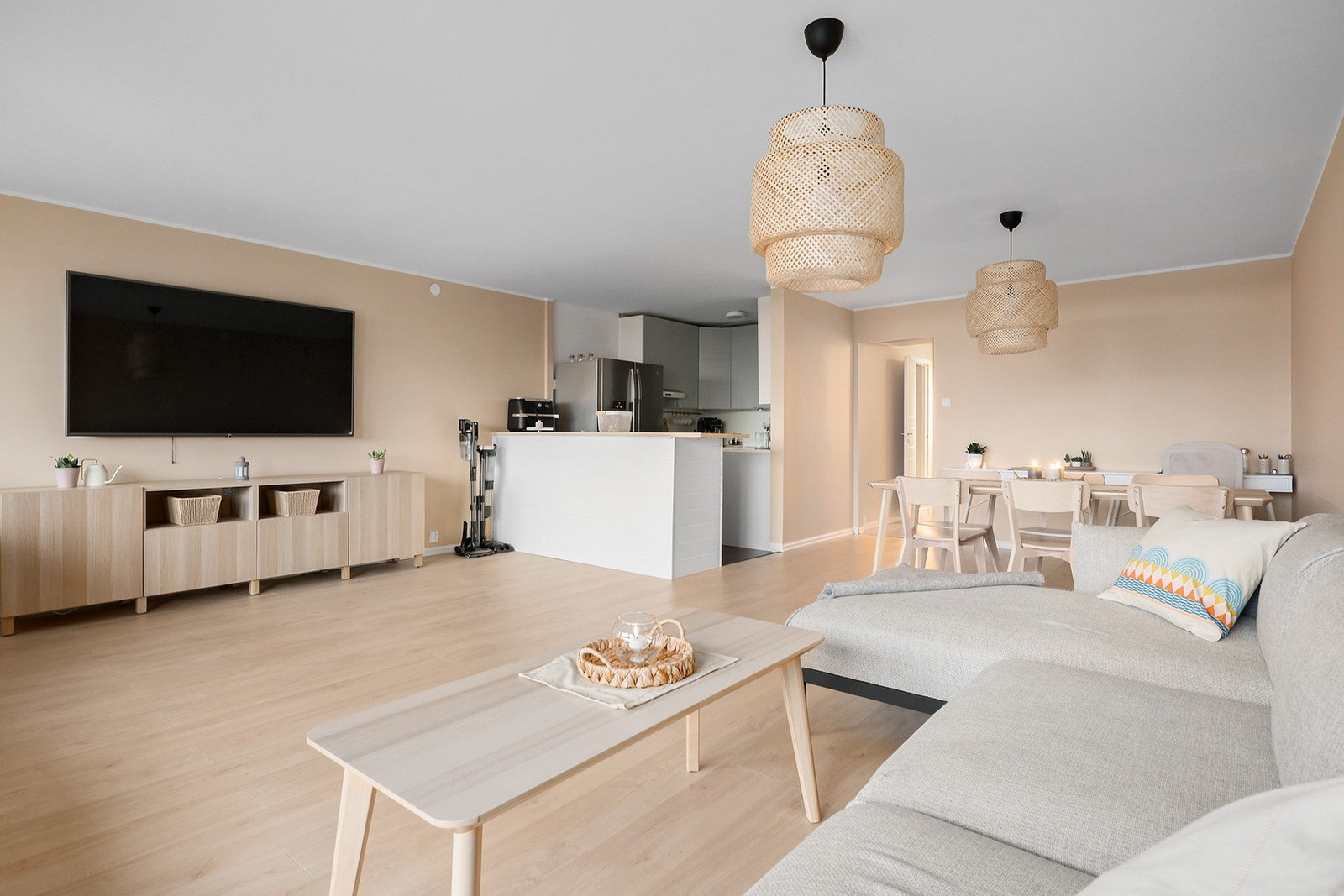 Lys stue med rikelig naturlig lys. Galleribilde