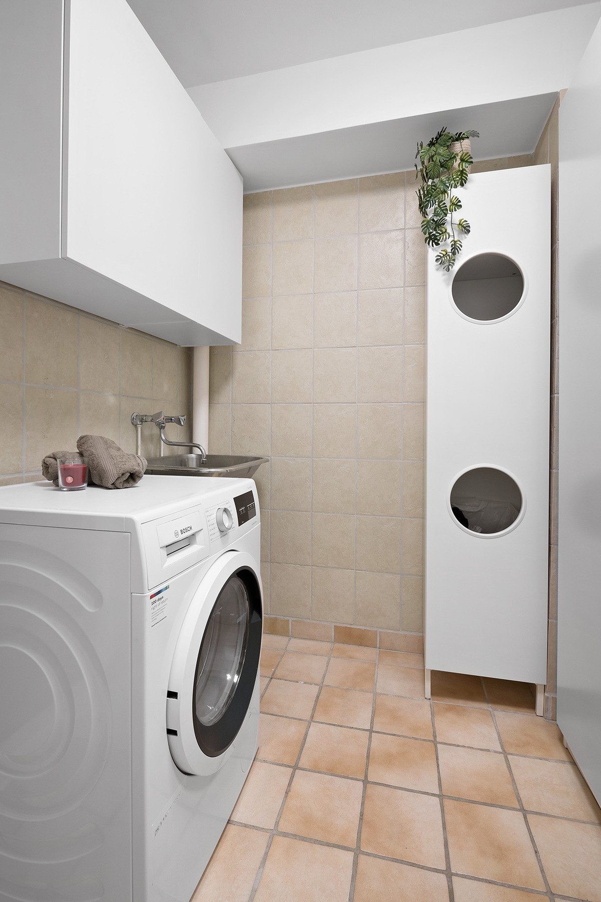 Vaskerommet har god plass til vaskemaskin og oppbevaring. Galleribilde