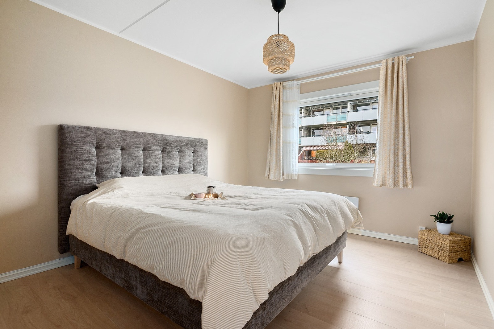 Romslig hovedsoverom med plass til dobbeltseng. Galleribilde