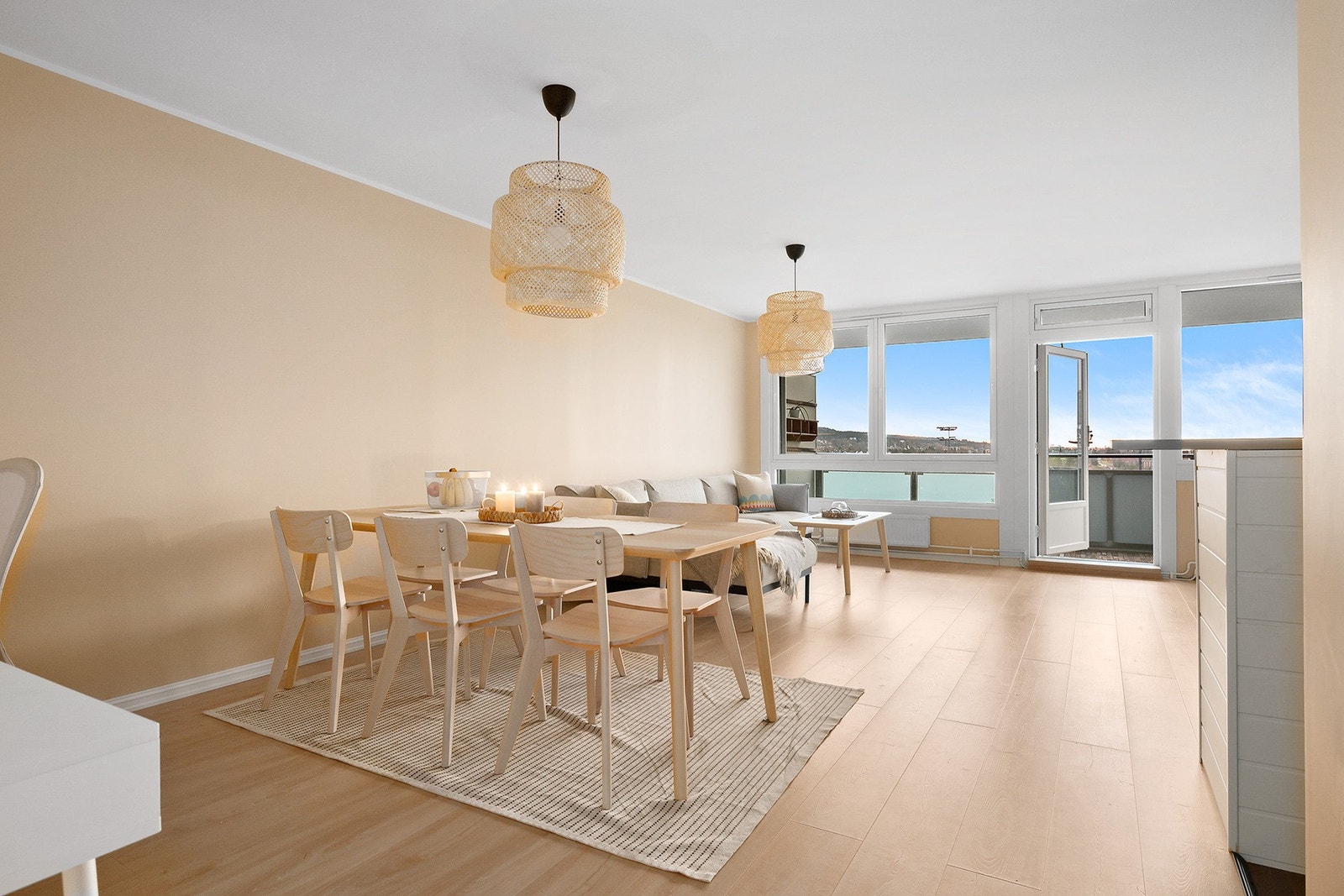 Stor stue med fleksible møbleringsmuligheter. Galleribilde