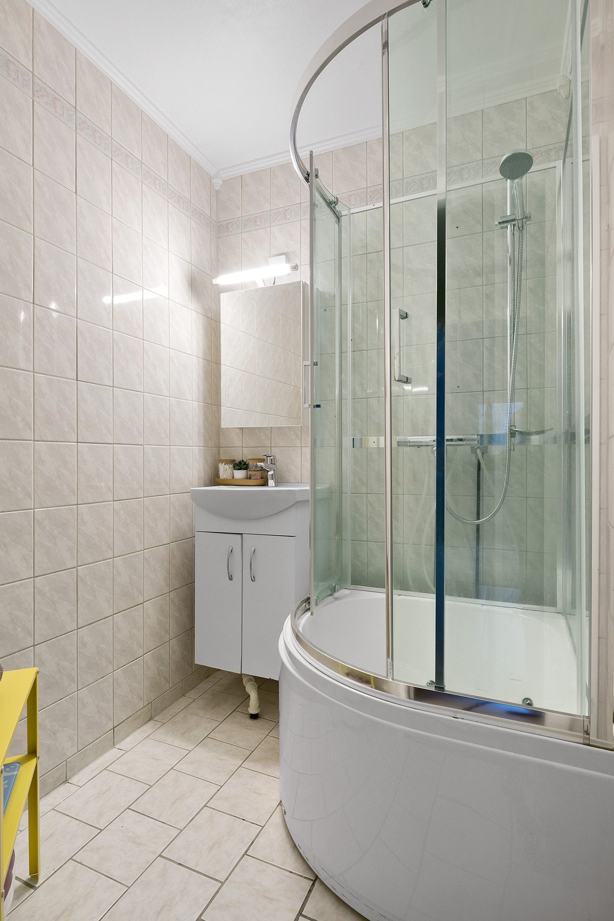 Flislagt bad med funksjonell innredning. Galleribilde