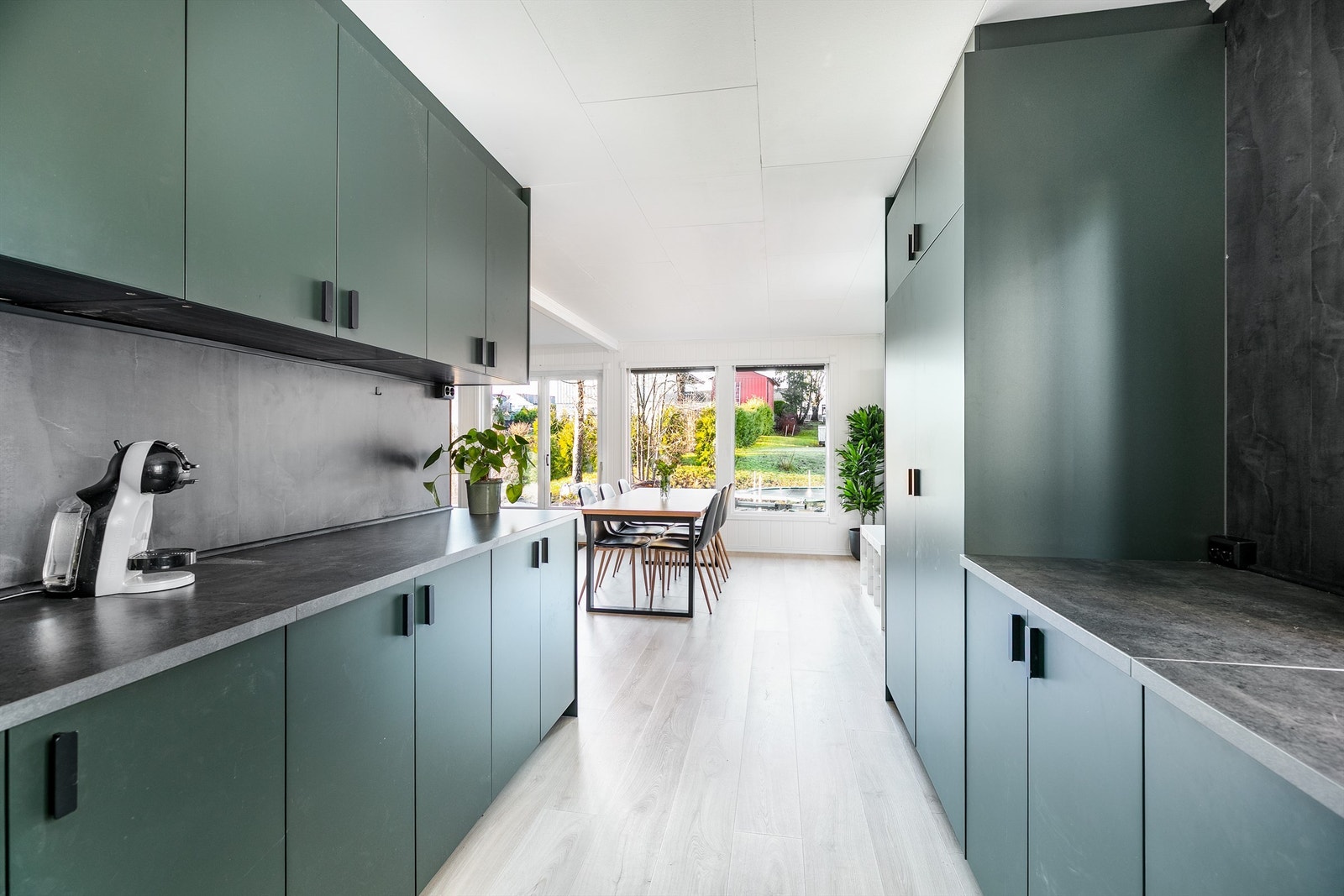 Med mange oppbevaringsmuligheter og meterlange, motstående benker er kjøkkenet meget praktisk å benytte i det daglige. Galleribilde