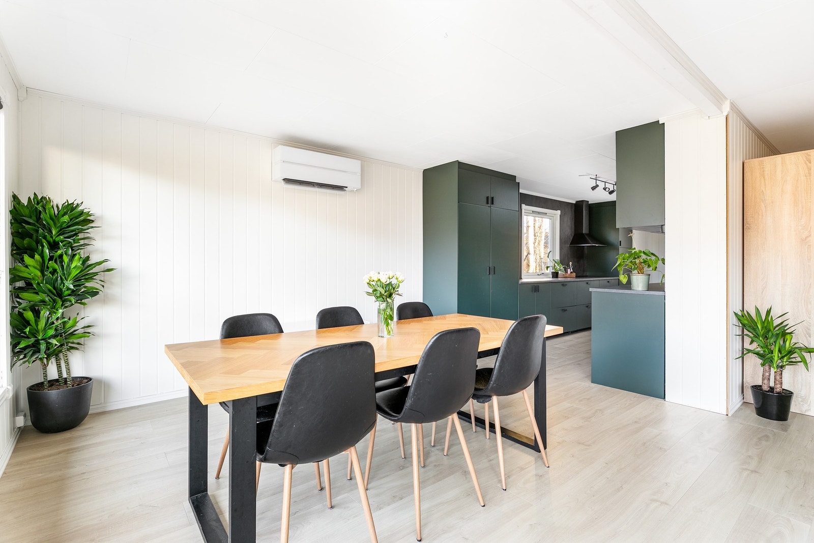 Samtidig med oppussing er stuen åpnet mot kjøkkenet for bedre arealutnyttelse og en stor sosial sone på nesten 50 kvm. Galleribilde